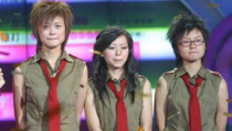 娱乐吃瓜酱女声唱的歌叫什么,她唱的那首叫什么？